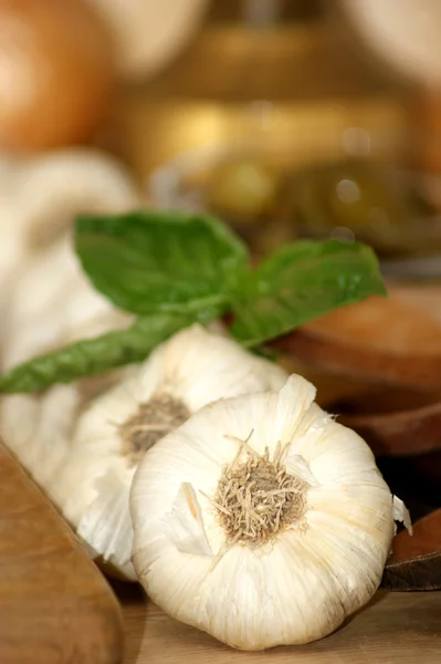 Un po 'di aglio fresco biologico e basilico dal giardino — Foto Stock