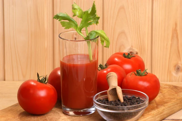 Algum suco de tomate orgânico em um copo — Fotografia de Stock