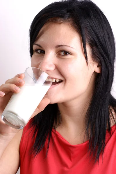 A young woman drinks organic cold milk — Stock Photo, Image