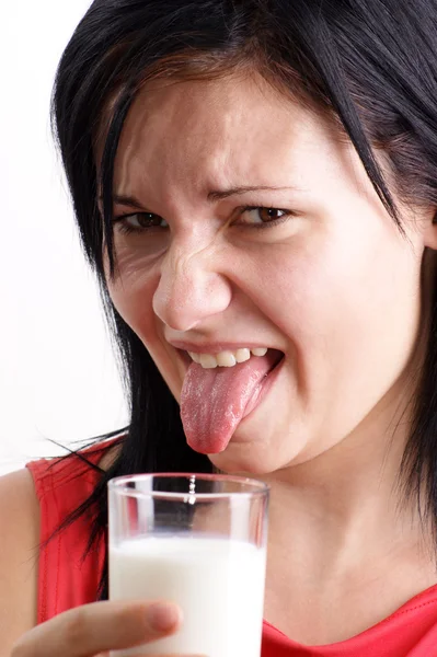 Een jonge vrouw drinkt biologische koude melk — Stockfoto