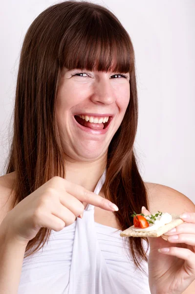 Een jonge vrouw houdt niet van deze scherpe brood — Stockfoto