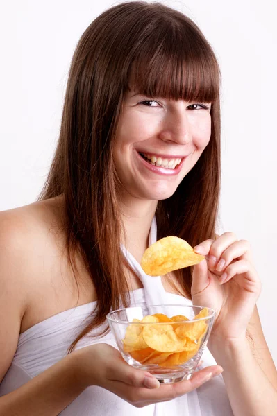 Uma jovem mulher comendo batatas fritas — Fotografia de Stock