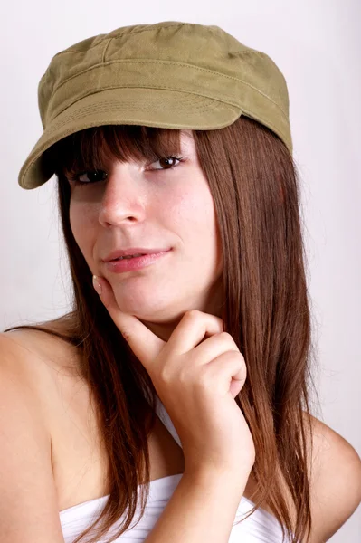 Одна молодая женщина носит шапку фермера — стоковое фото