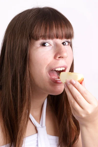Молода жінка їсть органічне яблуко — стокове фото
