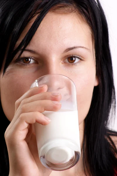 Młoda kobieta napoje zimne mleko organiczne — Zdjęcie stockowe