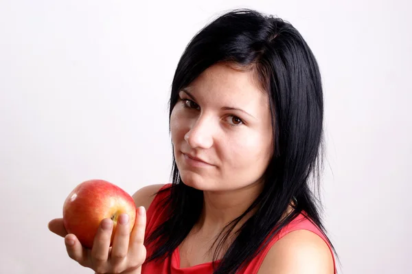 一个年轻的女人不喜欢这个苹果 — 图库照片