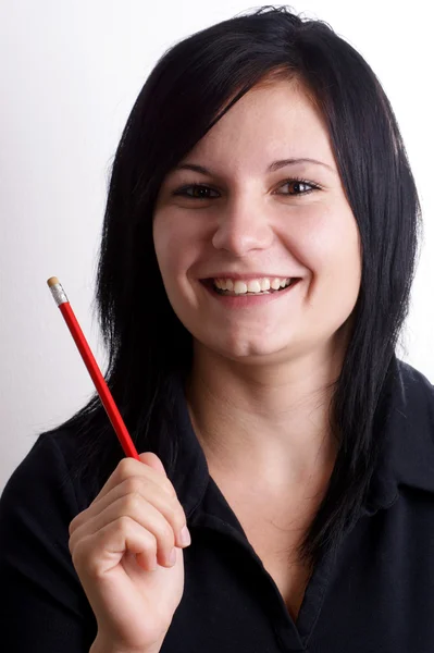 Ung kvinna med en röd penna i handen — Stockfoto