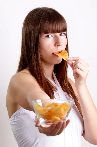 Młoda kobieta jedzenie płatki kukurydziane z miski — Zdjęcie stockowe