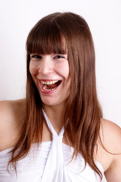 Una giovane donna sorride in una macchina fotografica digitale — Foto Stock