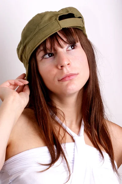 En ung kvinna som bär en jordbrukare hatt — Stockfoto