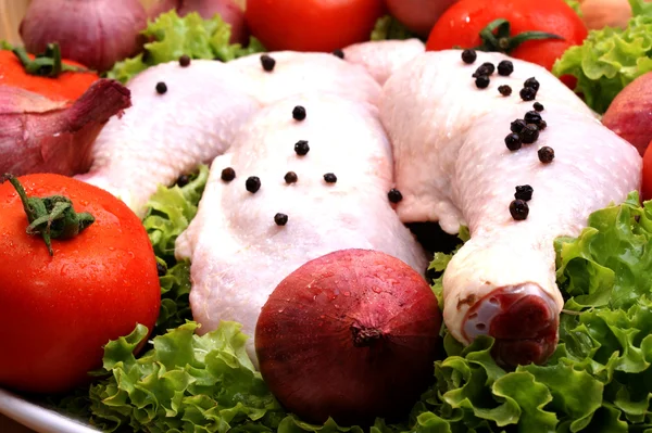 RAW ekologisk kyckling Kycklingben med lök och tomat — Stockfoto