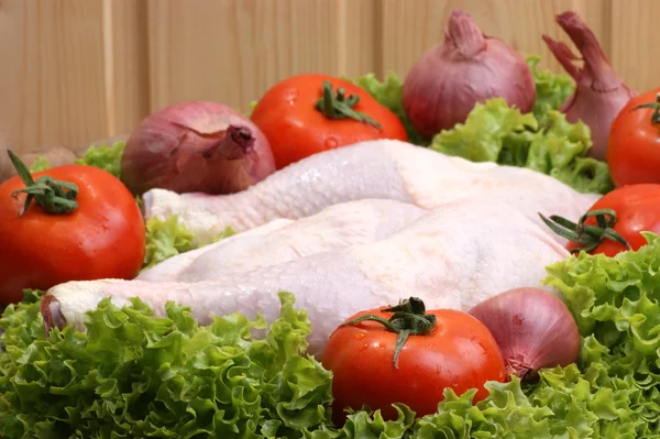 Palillo de pollo orgánico crudo con cebolla y tomate — Foto de Stock