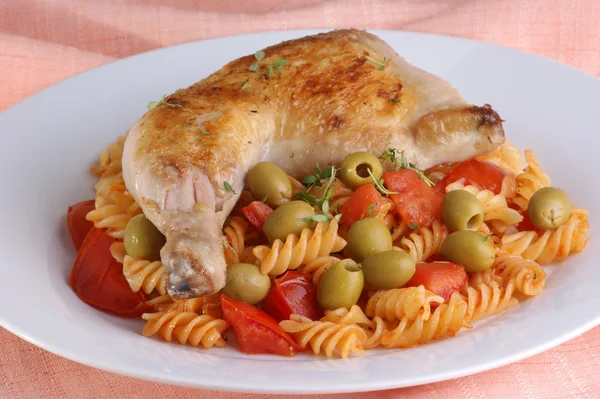 Mediterranean noodle with organic chicken drumstick and olive — Stock Photo, Image