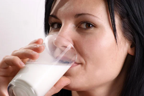 Молода жінка п'є органічне холодне молоко — стокове фото
