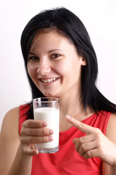 Mladá žena pije organické studené mléko — Stock fotografie