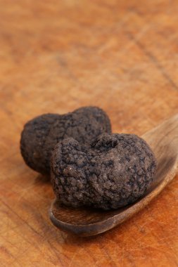 ahşap kaşık üzerinde bazı organik yaz truffle