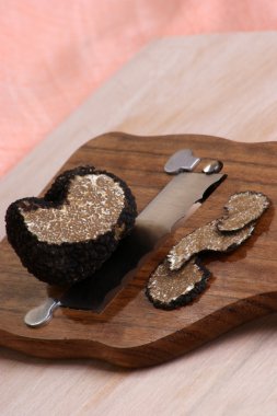 truffle dilimleyici üstünde organik yaz truffle