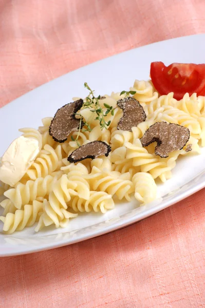 Organische zomer truffel met pasta boter en tomaat — Stockfoto