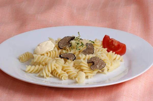 Ekologisk sommaren tryffel pasta smör och tomatsallad — Stockfoto