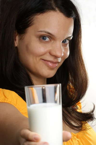 A young woman drinks organic cold milk — Stock Photo, Image