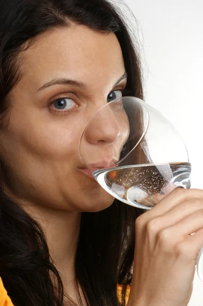 A young woman drinks water from a glass — Stock Photo, Image