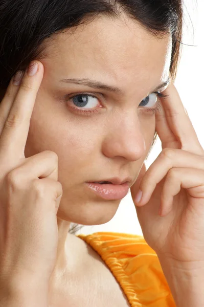 Uma jovem mulher tem uma dor de cabeça — Fotografia de Stock