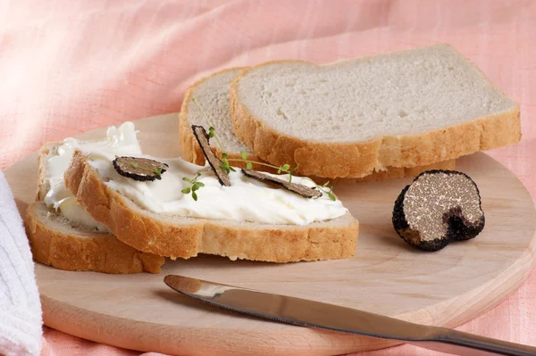 Trufa ecológica de verano con pan y queso untado — Foto de Stock