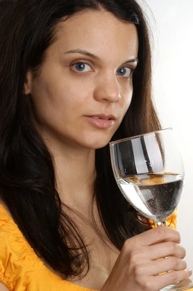 A young woman drinks water from a glass — Stock Photo, Image