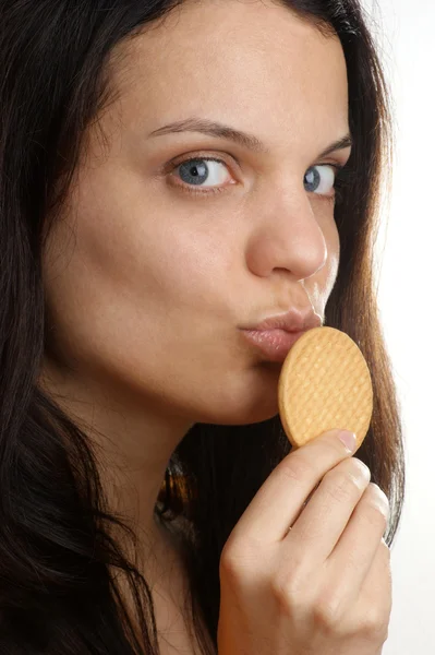 Uma jovem gosta de seu biscoito caseiro — Fotografia de Stock