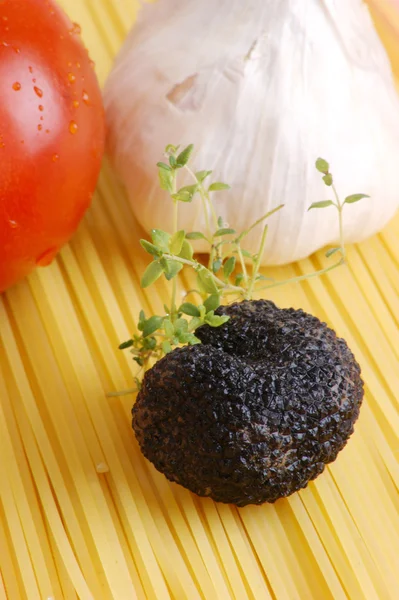 Organik yaz truffle spagetti sarımsak ve domates ile — Stok fotoğraf