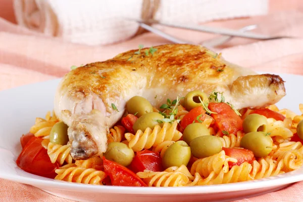 Śródziemnomorskiej makaron z organic kurczaka podudzia i oliwy z oliwek — Zdjęcie stockowe