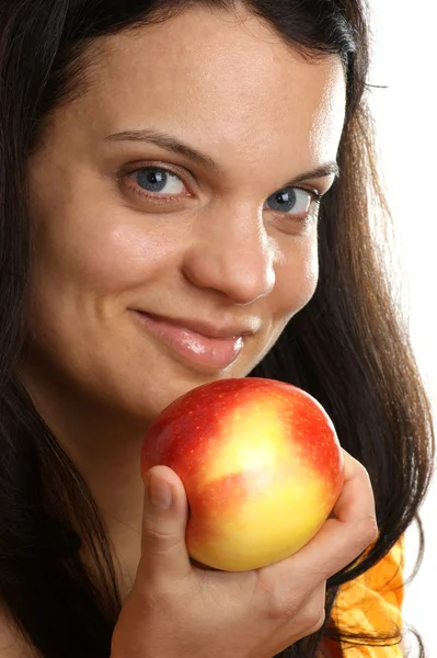 Молодая женщина держит одно органическое яблоко — стоковое фото