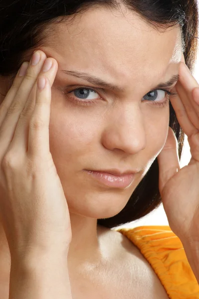 En ung kvinna har en painfull huvudvärk — Stockfoto