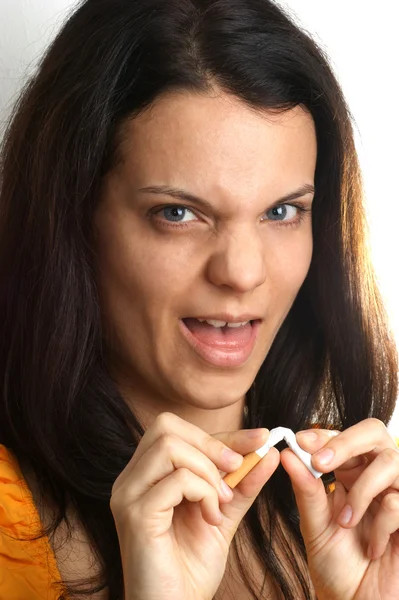 Une jeune femme tient une cigarette dans son doigt — Photo