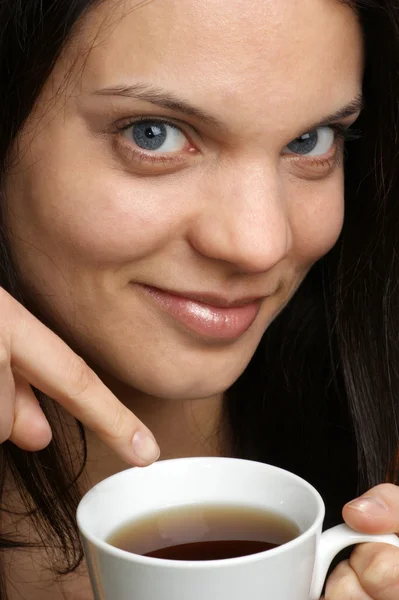 Mladá žena pije bio černý čaj — Stock fotografie