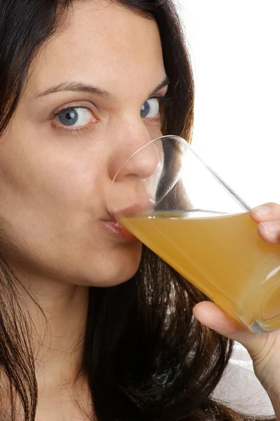 A young woman drinks organic orange juice — Stock Photo, Image