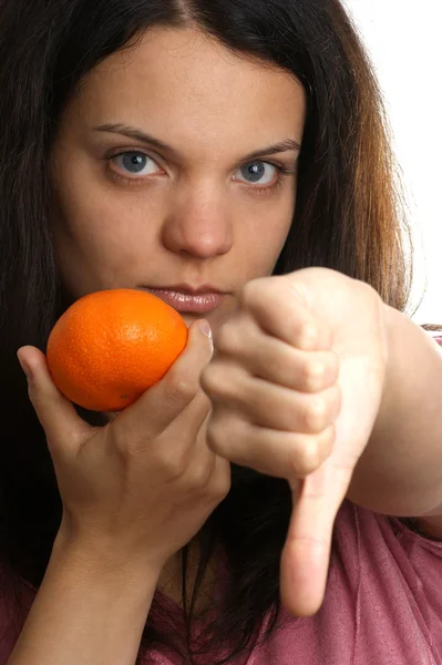 A young woman does not like this orange — Stock Photo, Image