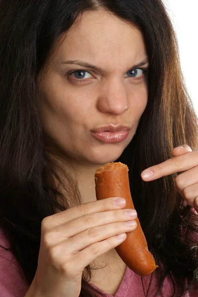 Uma jovem mulher não gosta desta salsicha — Fotografia de Stock