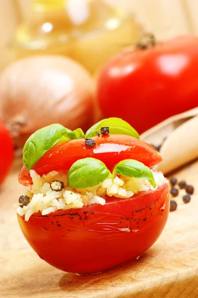 Økologisk grillet tomat med ris på et trebord – stockfoto