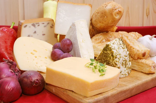 Käseplatte mit etwas Bio-Frischkäse — Stockfoto