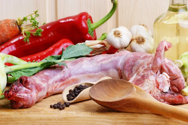 Göra en grönsakssoppa och en Turkiet hals — Stockfoto