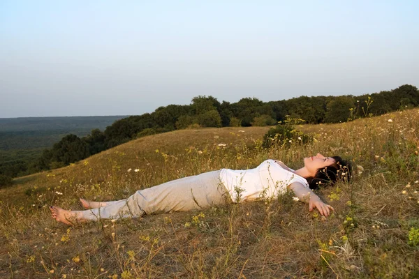Day.4, gün batımında yoga ile kadının kaygıları. — Stok fotoğraf