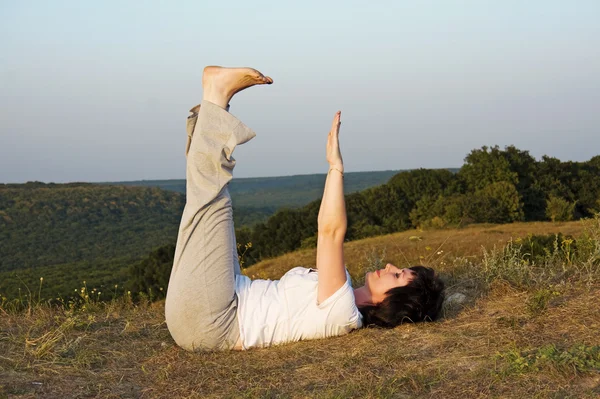 Day.5, gün batımında yoga ile kadının kaygıları. — Stok fotoğraf