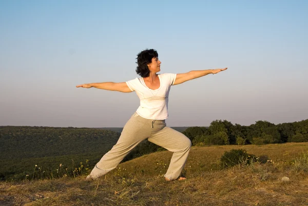 Kobieta obawy z jogi na zachodzie słońca, o day.3. — Zdjęcie stockowe