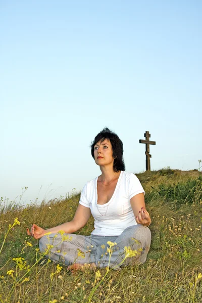 Frau beschäftigt sich mit Yoga bei Sonnenuntergang des Tages. 6. — Stockfoto
