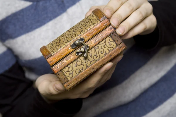 Dekoracyjne drewniane pudełko trzymając się za ręce — Zdjęcie stockowe