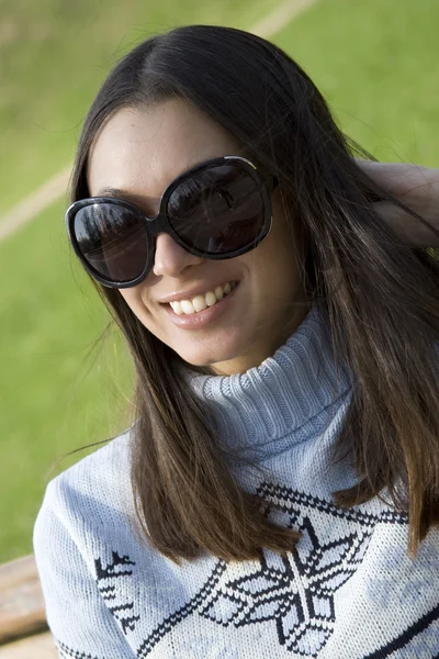 Χαριτωμένο κορίτσι με τα γυαλιά ηλίου — Φωτογραφία Αρχείου