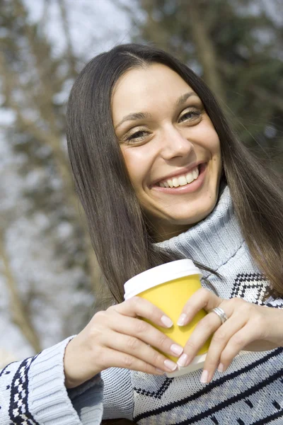 커피를 마시는 공원에서 아름 다운 소녀 — 스톡 사진