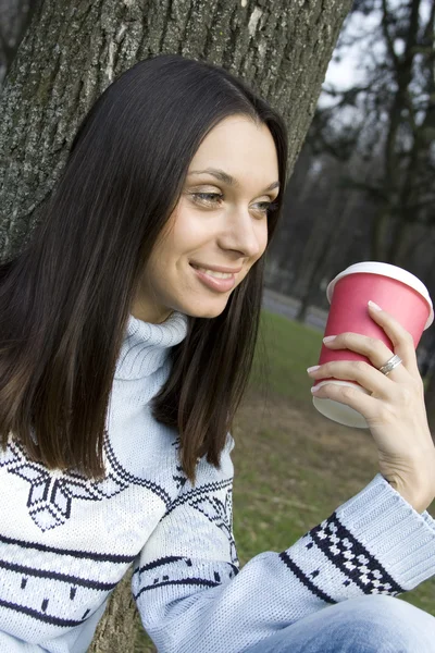 美丽的女孩在公园喝咖啡 — 图库照片