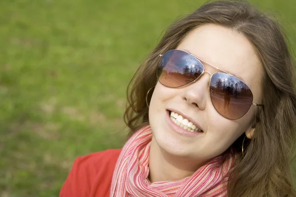 Mooi meisje in een park glimlachen — Stockfoto